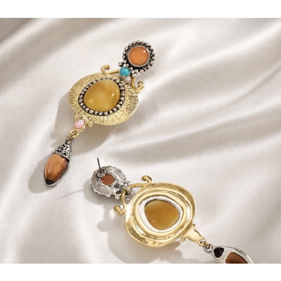 Kolczyki boho z bursztynową kompozycją – biżuteryjny akcent w ciepłej, etnicznej kolorystyce.